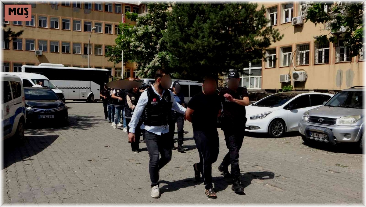 Eroini "Erol Abi', metamfetamini 'Metin Abi' şifresiyle pazarlayan 4 torbacı tutuklandı