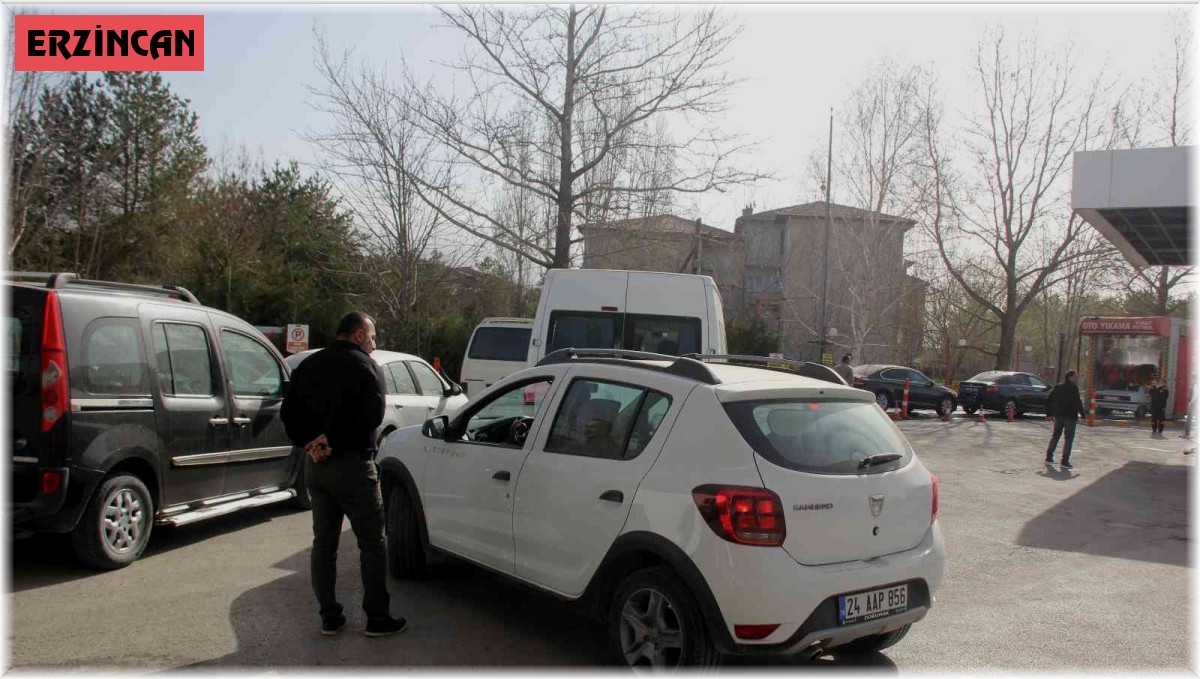 Erzincan'a çamur yağdı, oto yıkamacılarda kuyruk oluştu