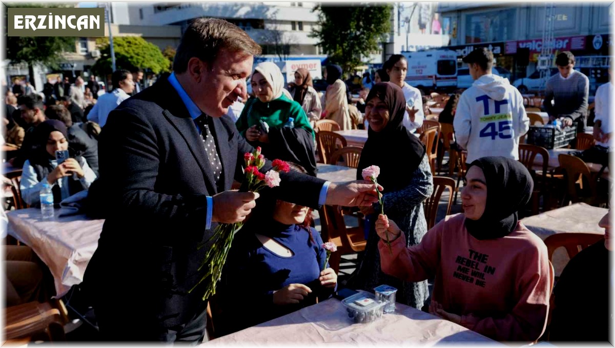 Erzincan'a gelen öğrenciler kentin meydanında karşılandı