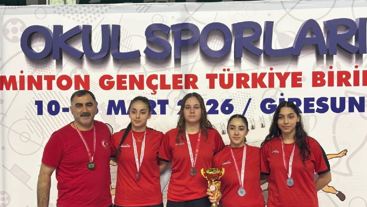 Erzincan Anadolu Lisesi badmintonda Türkiye ikincisi oldu