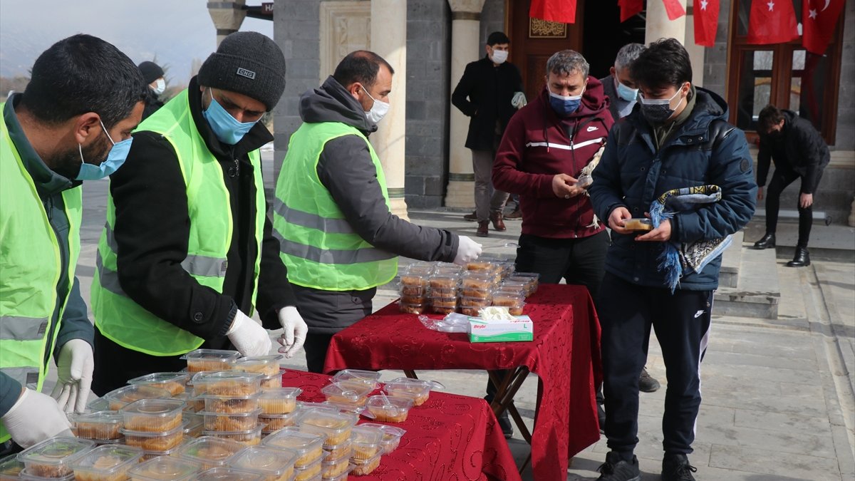 Erzincan Belediyesi Gara şehitleri için helva dağıttı