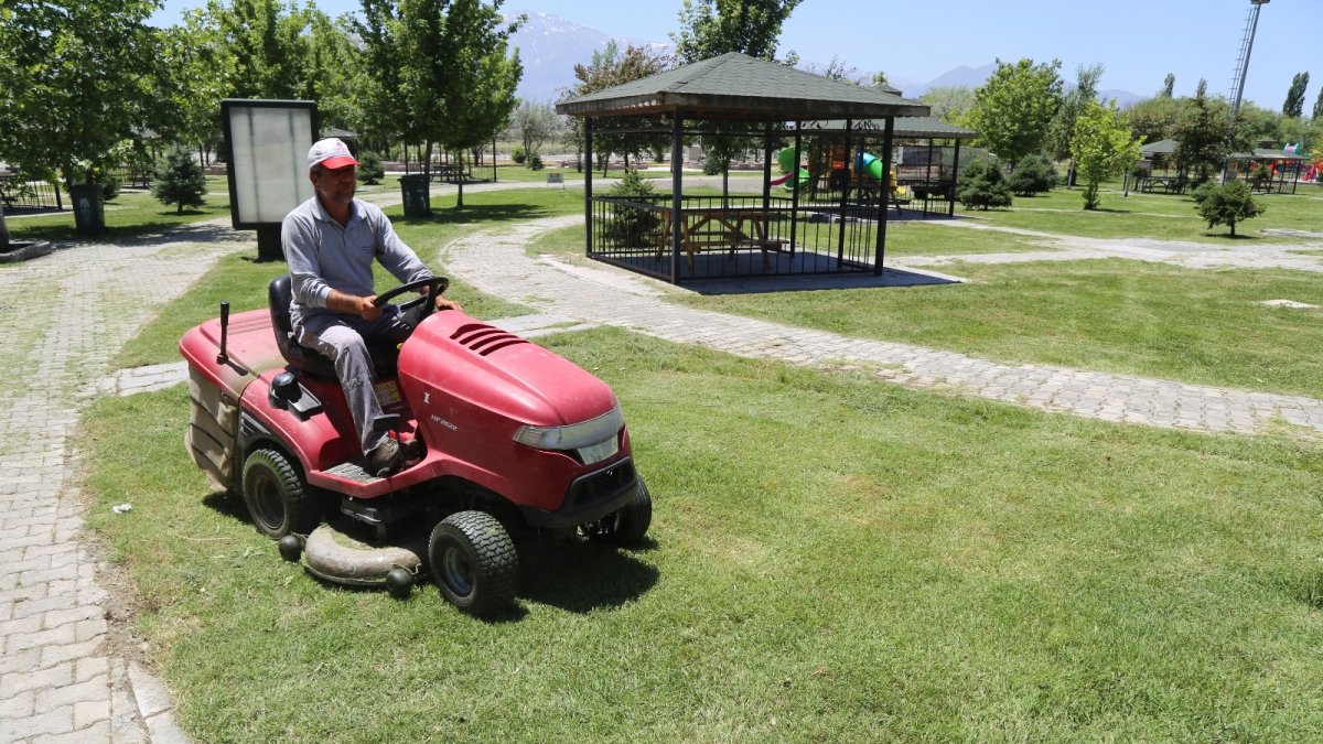 Erzincan Belediyesi kent genelinde çalışmalarını sürdürüyor