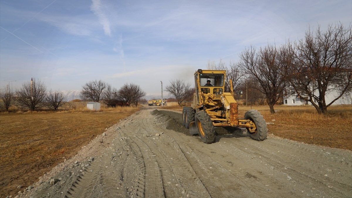 Erzincan Belediyesinin yol genişletme çalışmaları sürüyor
