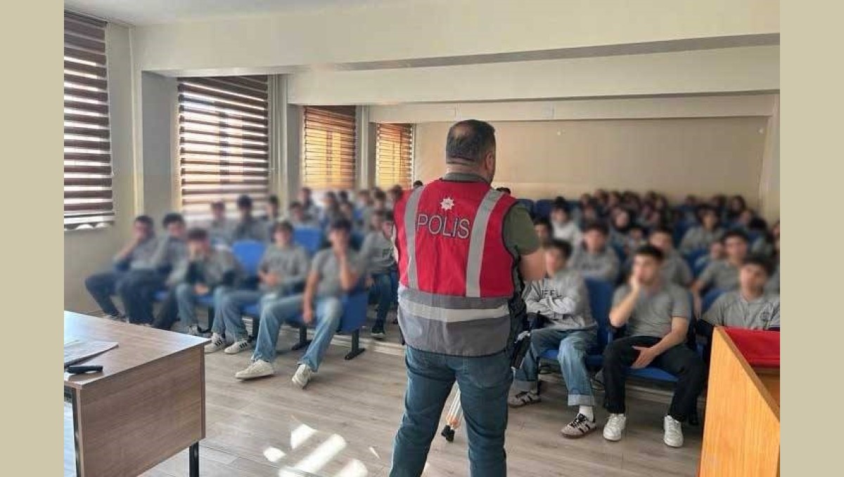 Erzincan çocuk polisi öğrencileri bilgilendirmeye devam ediyor