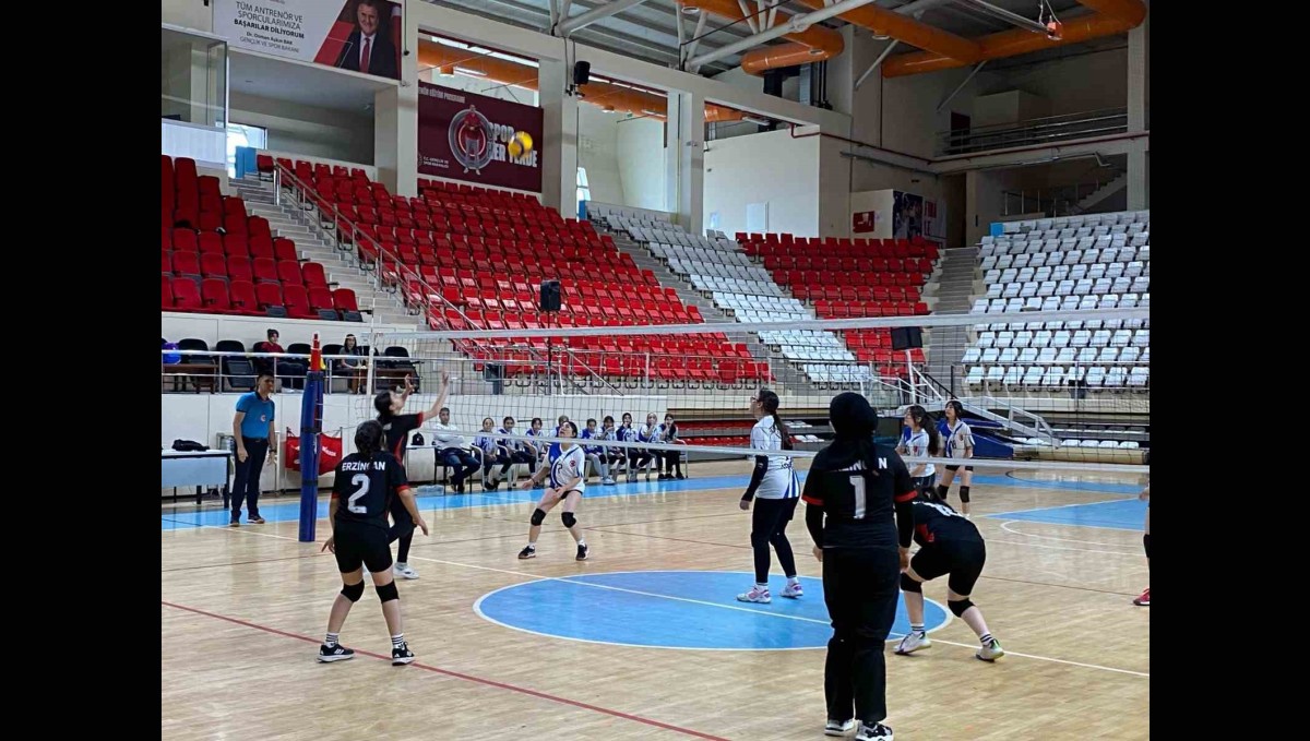 Erzincan'da 23 Nisan Voleybol İl Birinciliği heyecanı başladı