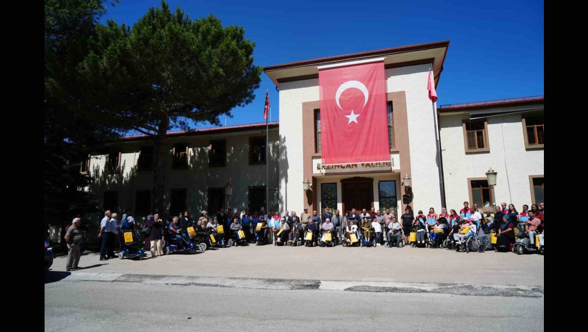 Erzincan'da 24 engelliye akülü sandalye hediye edildi