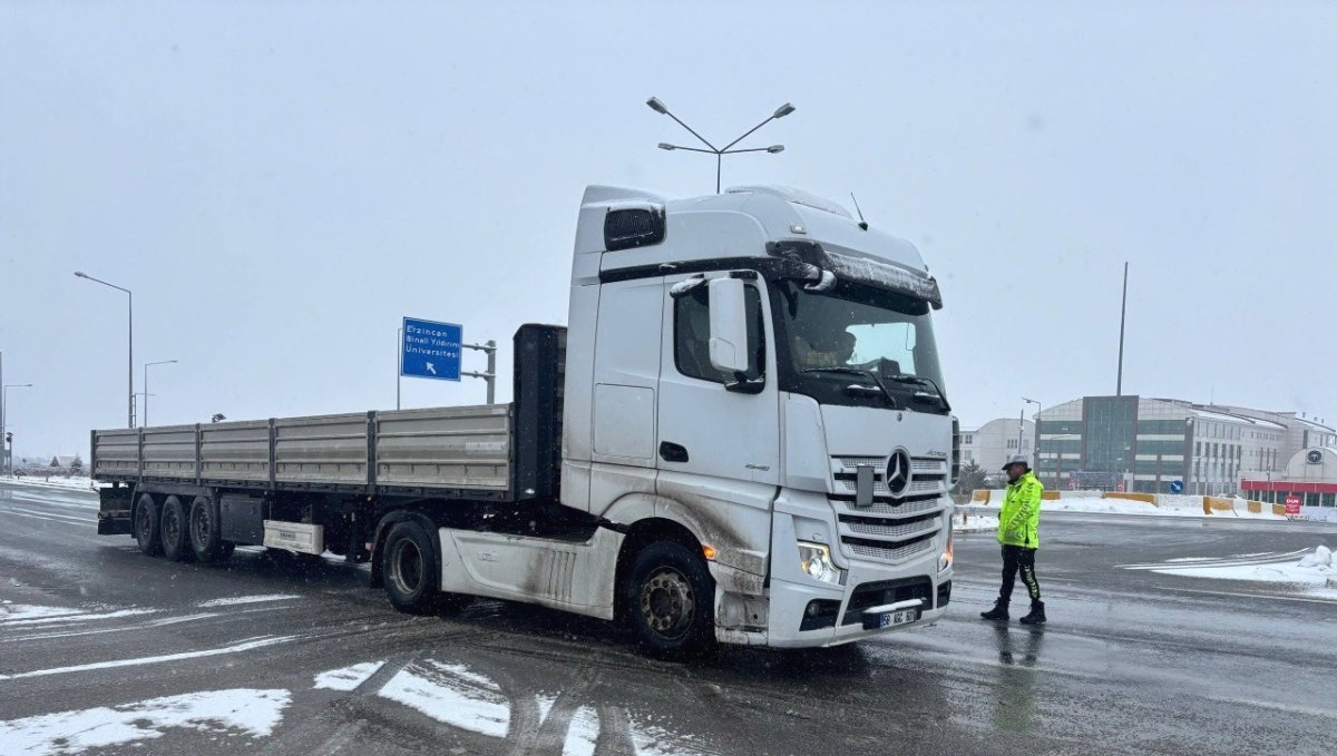 Erzincan'da 335 köy yolu kar nedeniyle ulaşıma kapalı