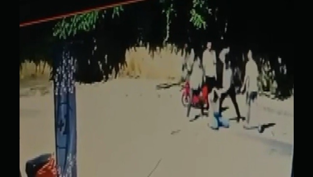 Erzincan'da 4 kişinin 1 kişiyi darp ettikleri anlar güvenlik kamerasına yansıdı