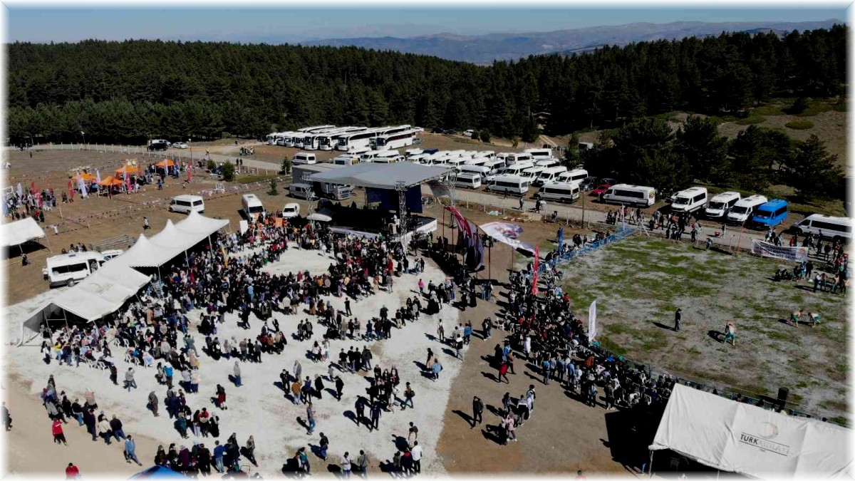 Erzincan'da 5. Dumanlı Yaylası Gençlik ve Doğa Festivali renkli görüntülere sahne oldu