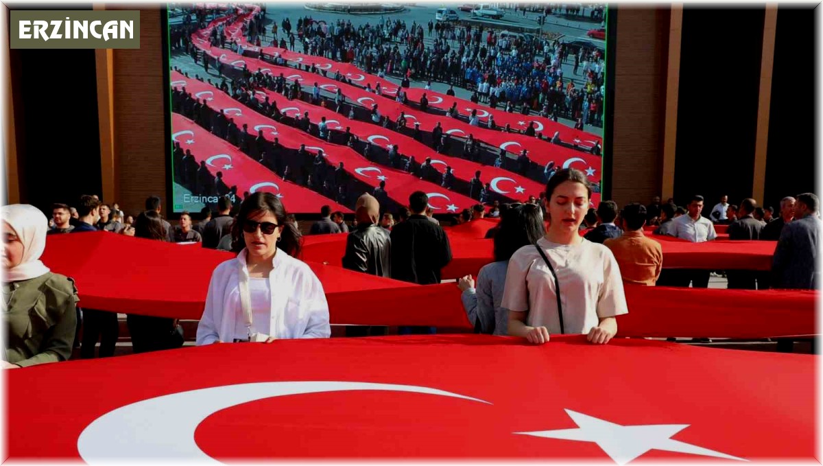Erzincan'da 500 metre uzunluğundaki Türk bayrağıyla 'Gençlik Yürüyüşü' yapıldı