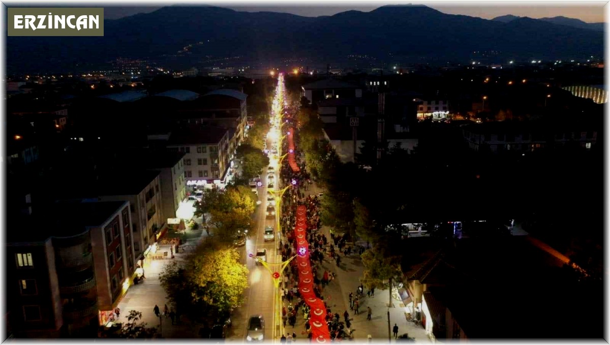 Erzincan'da 600 metrelik bayrakla '100. Yıl Bayrak Yürüyüşü' yapıldı