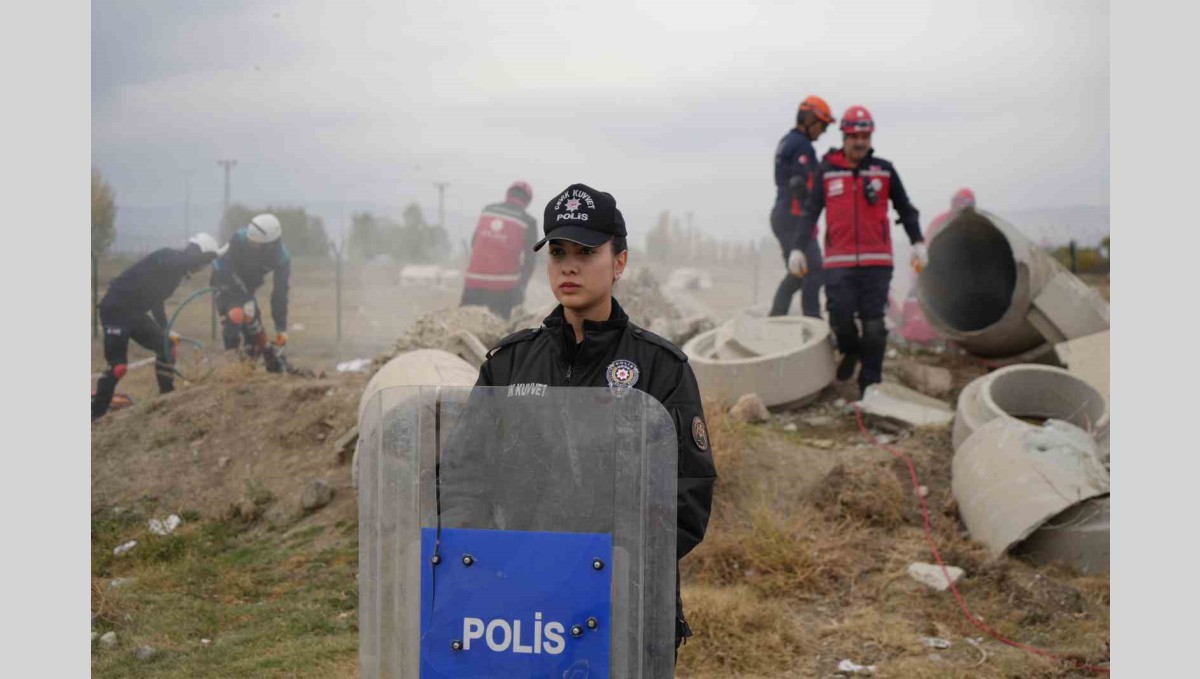 Erzincan'da 6,4 büyüklüğünde deprem tatbikatı gerçeğini aratmadı
