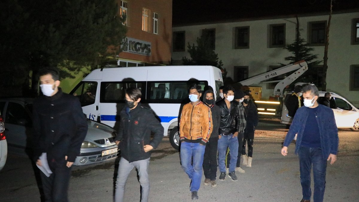 Erzincan'da 8 sığınmacı yakalandı