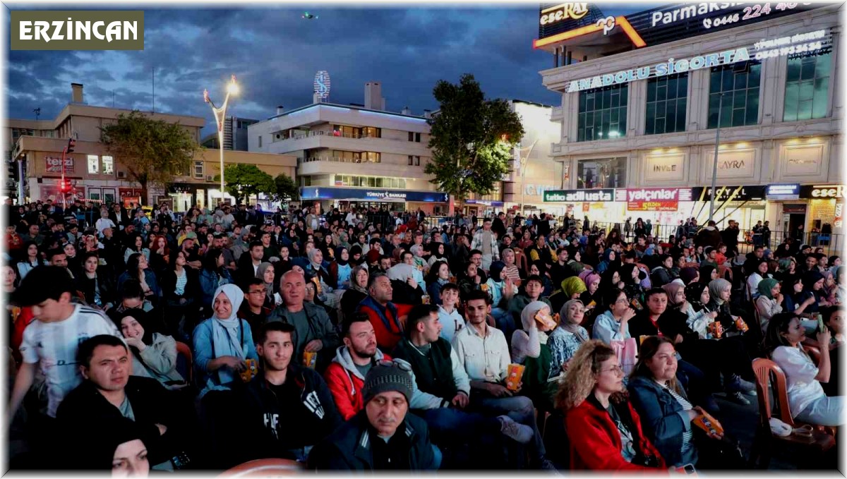 Erzincan'da açık hava sineması etkinliği yoğun ilgi gördü