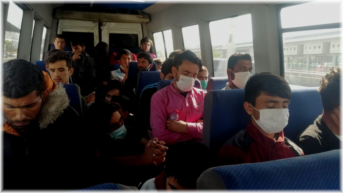 Erzincan'da Afganistan uyruklu 29 kaçak göçmen yakalandı