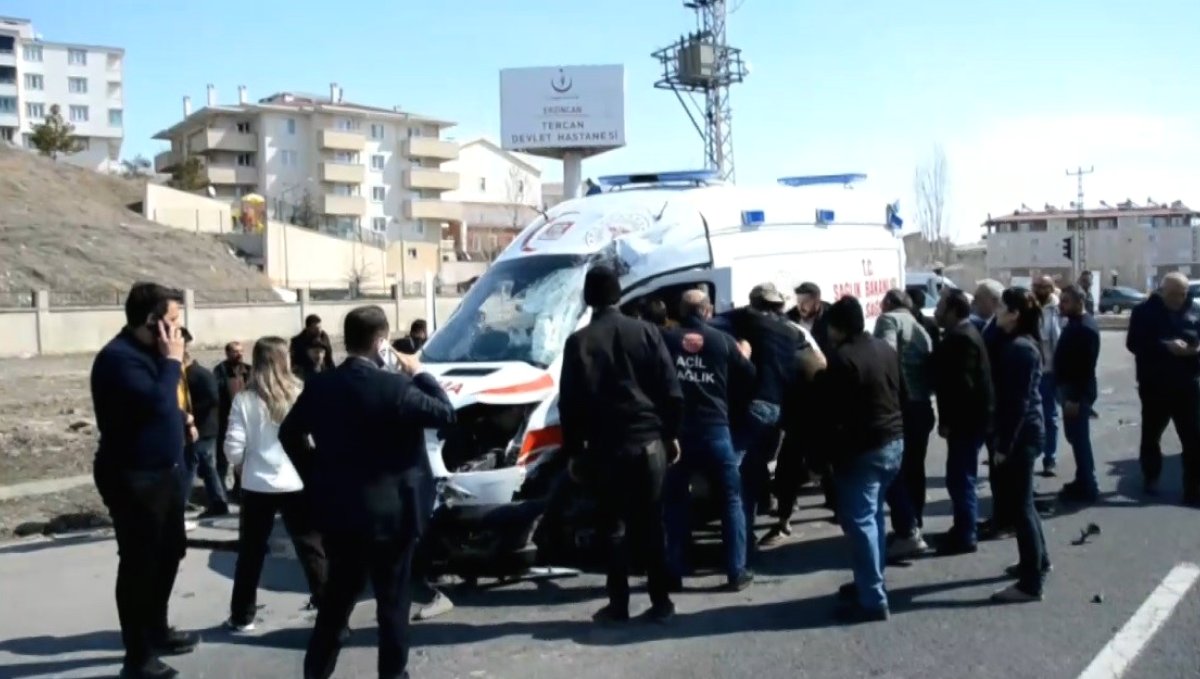 Erzincan'da ambulans ile tır çarpıştı: 2 sağlık personeli yaralandı