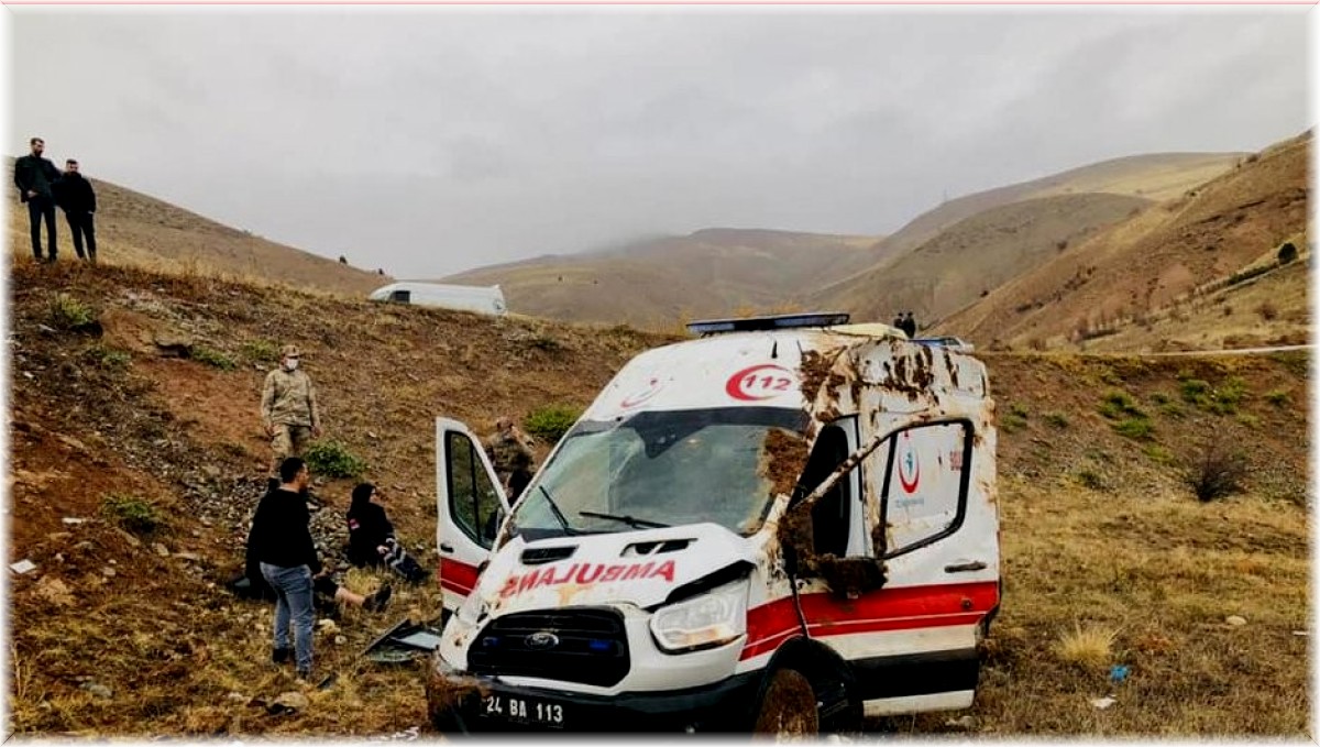 Erzincan'da ambulansın devrilmesi sonucu 3 sağlık görevlisi yaralandı