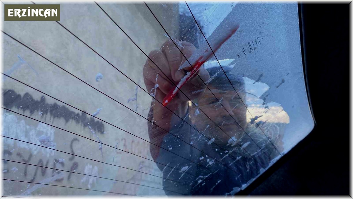 Erzincan'da araç camları buz tuttu