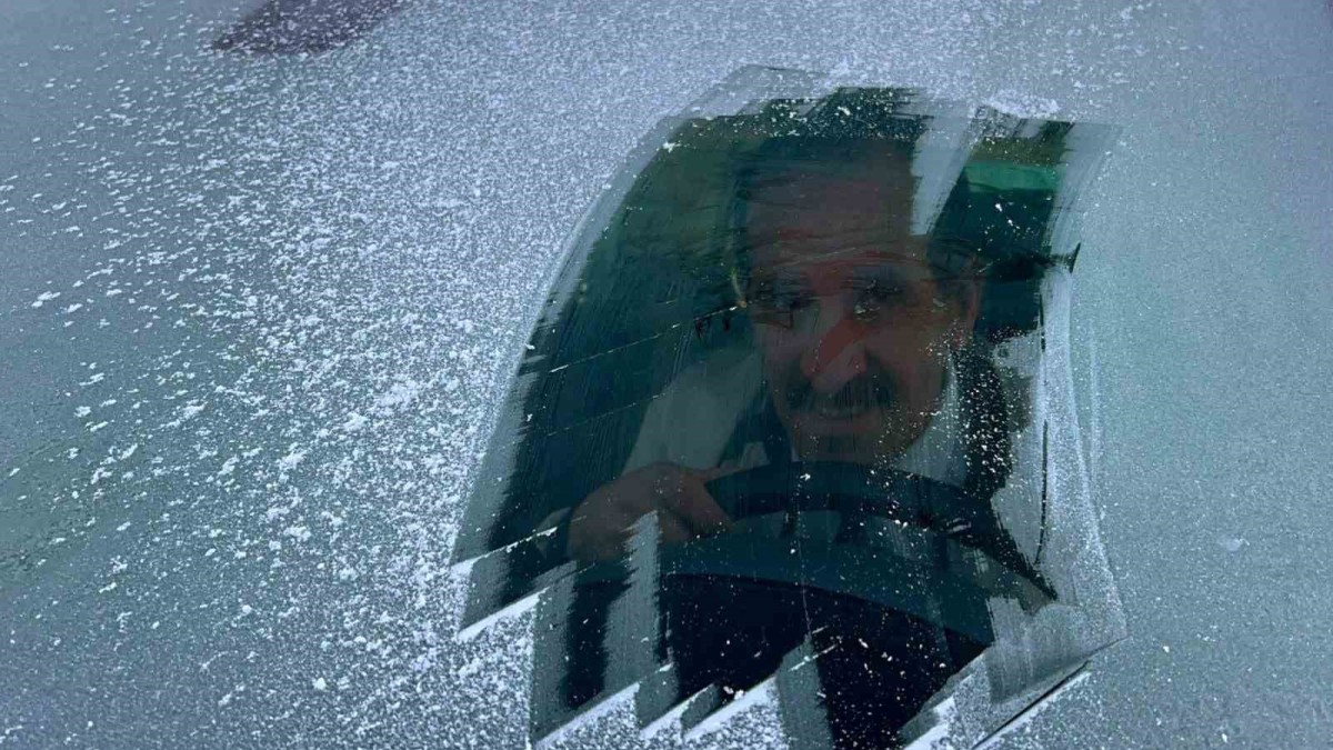 Erzincan'da araç camları buz tuttu