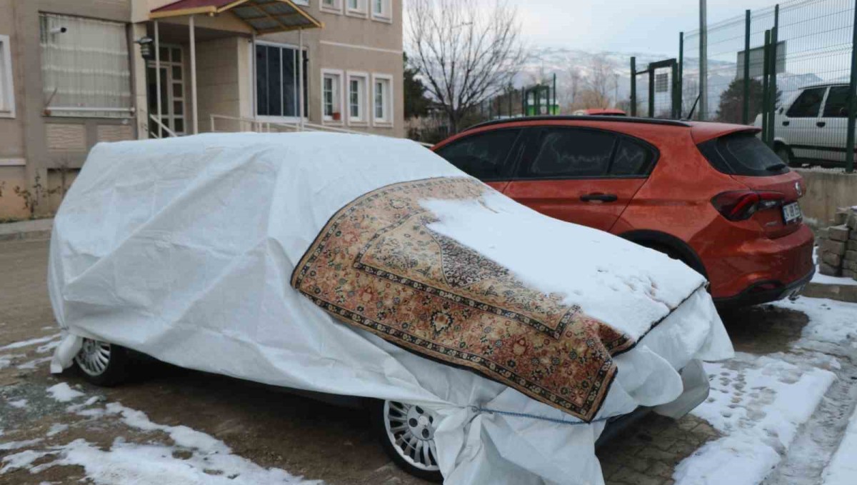 Erzincan'da araçlar soğuktan halı ve battaniyelerle korunuyor