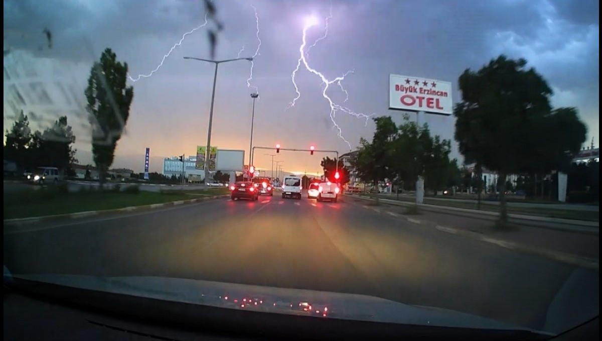 Erzincan'da art arda çakan şimşekler araç kamerasına yansıdı