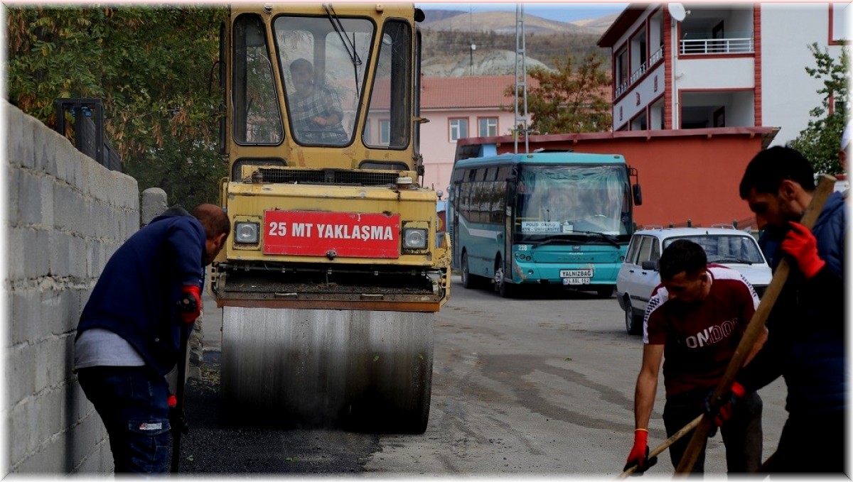 Erzincan'da asfalt yama çalışmaları devam ediyor