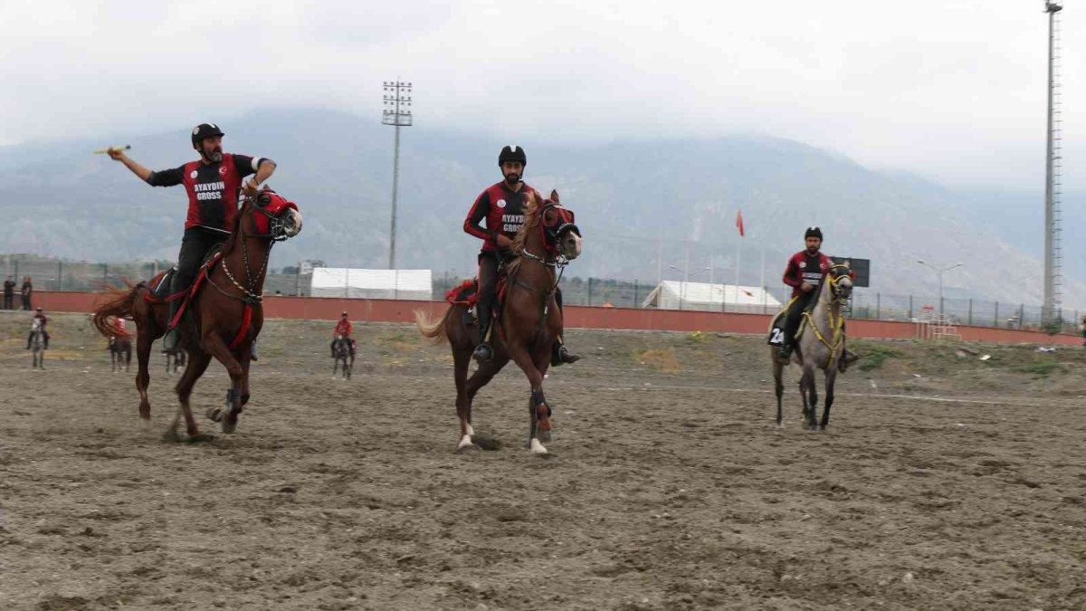 Erzincan'da ata sporu cirit yaşatılıyor