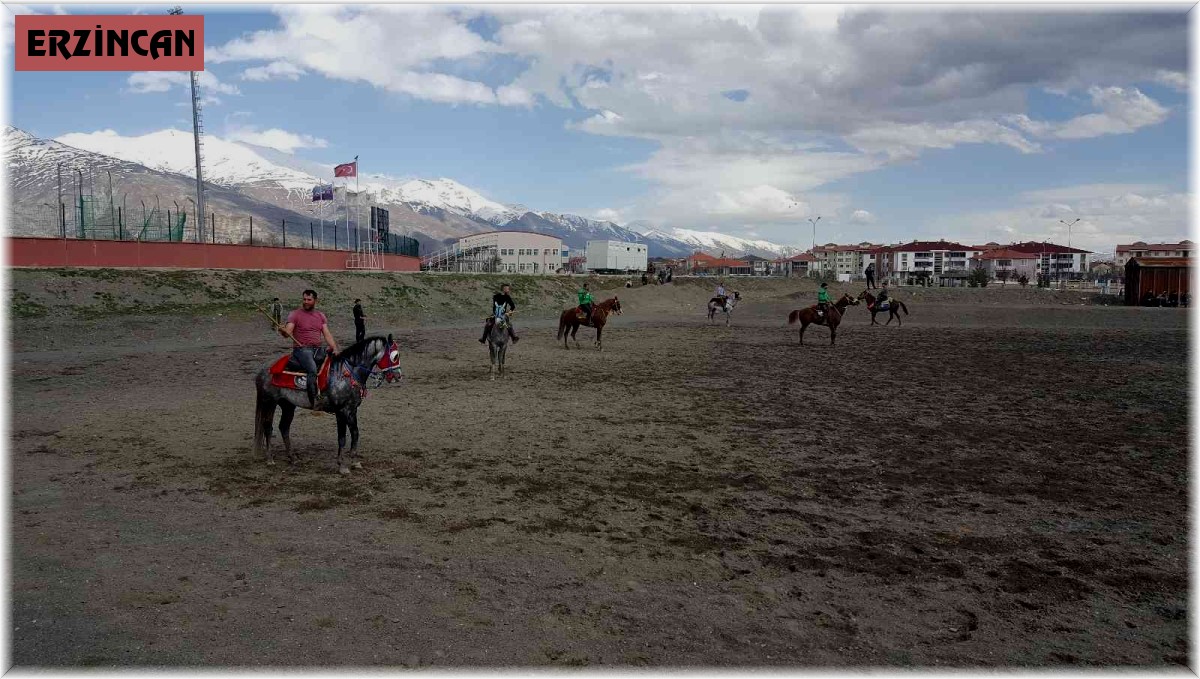 Erzincan'da ata sporu cirit yaşatılıyor