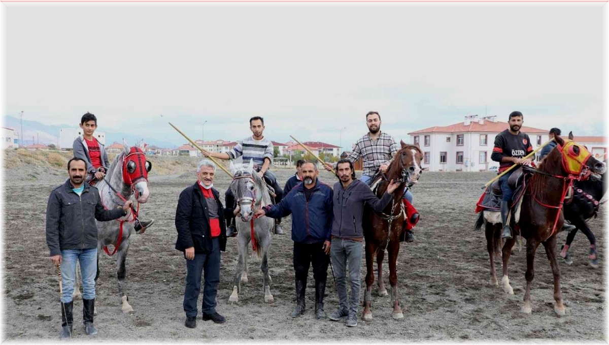 Erzincan'da ata sporu cirit yaşatılıyor