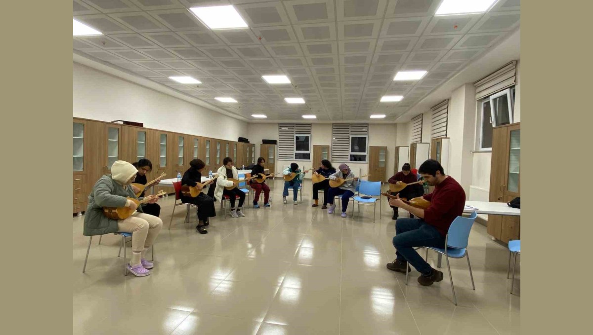 Erzincan'da bağlama kursu gençleri sanatla buluşturuyor