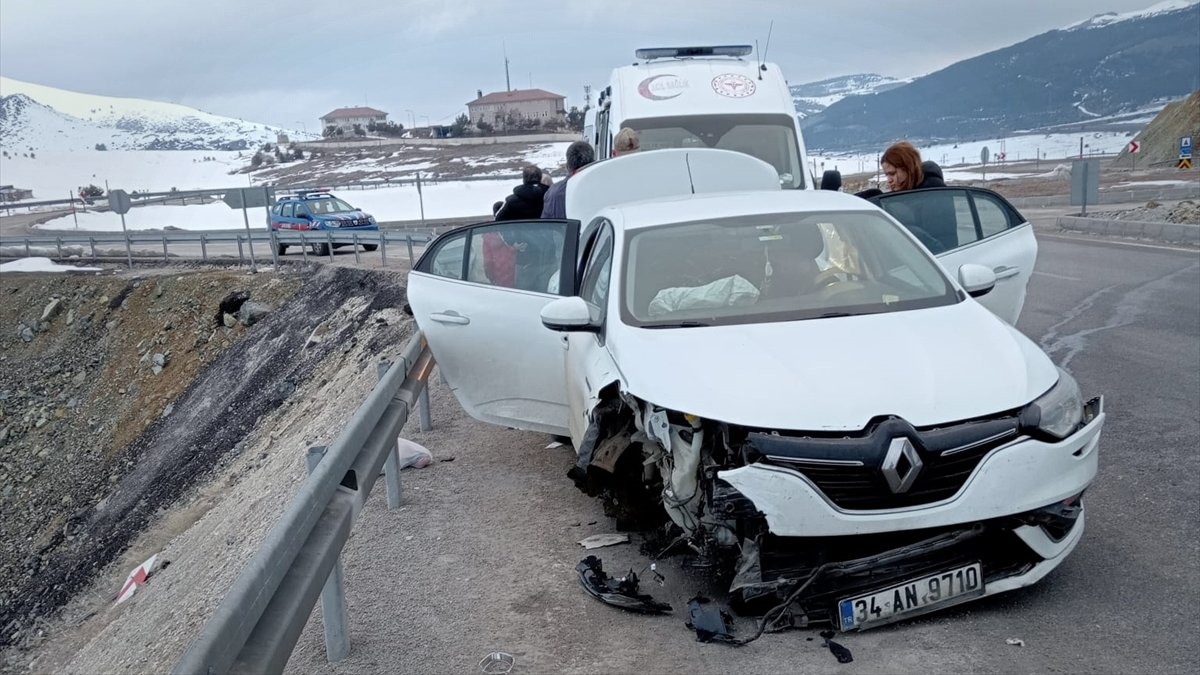 Erzincan'da bariyere çarpan otomobildeki 6 kişi yaralandı