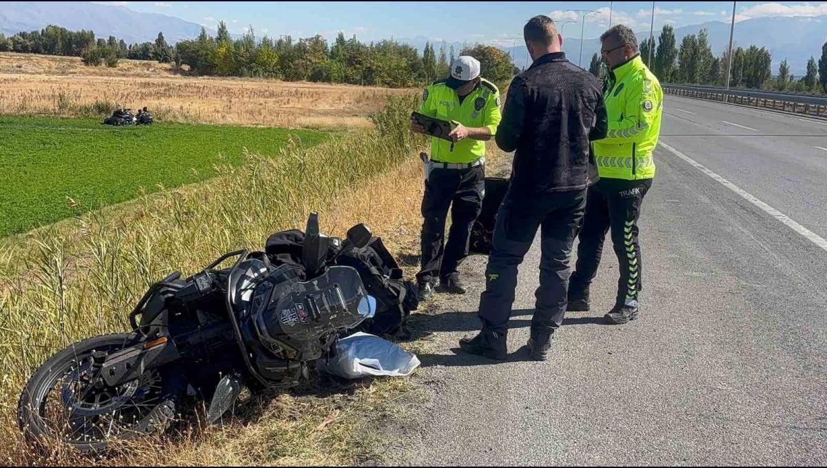 Erzincan'da bariyere çarpan Rus motosiklet sürücüsü öldü