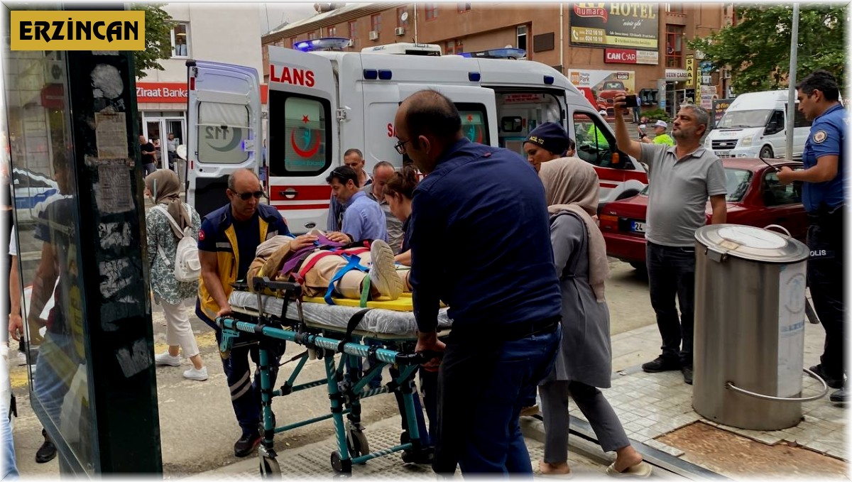 Erzincan'da başına çatı parçası düşen kadın yaralandı