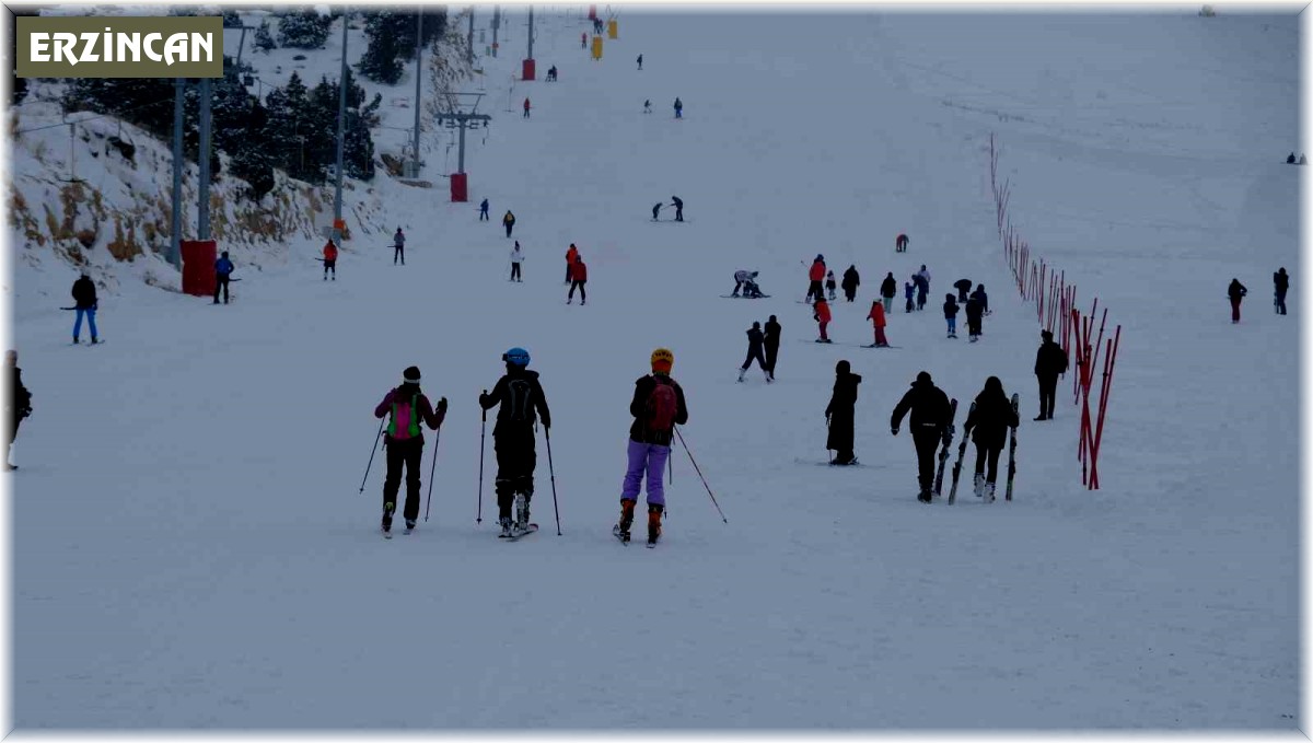 Erzincan'da beklenen kar yağışının ardından kayak sezonu açıldı