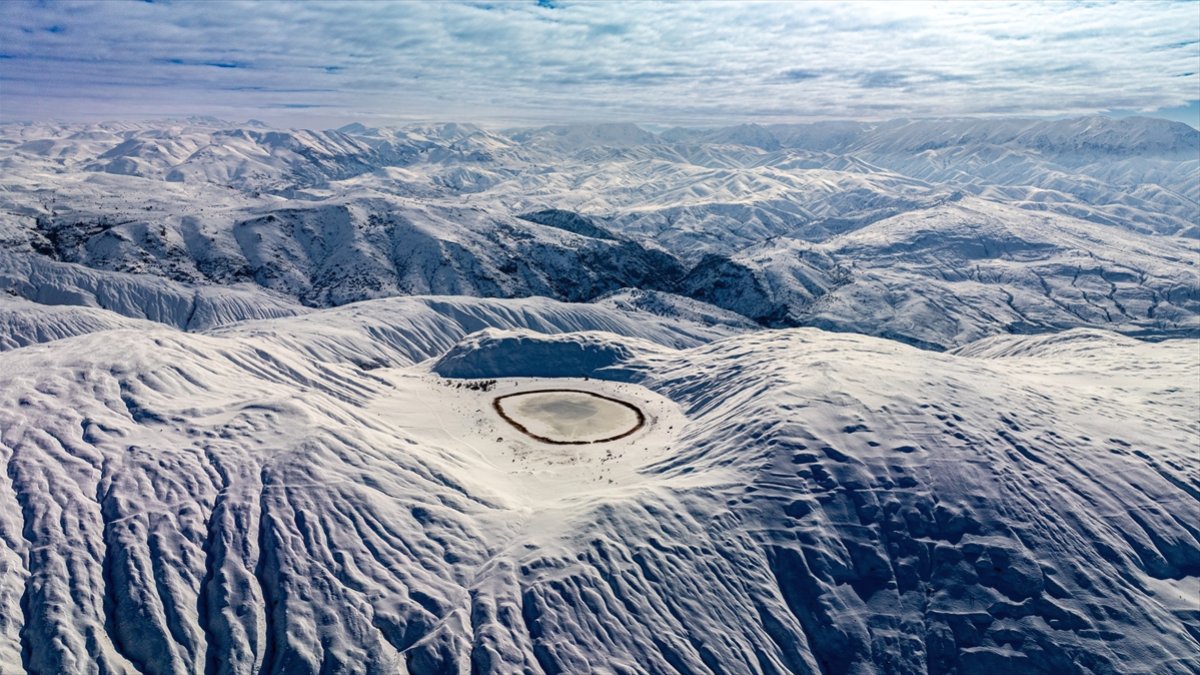 Erzincan'da beyaz örtüyle kaplanan Polat Gölü havadan görüntülendi