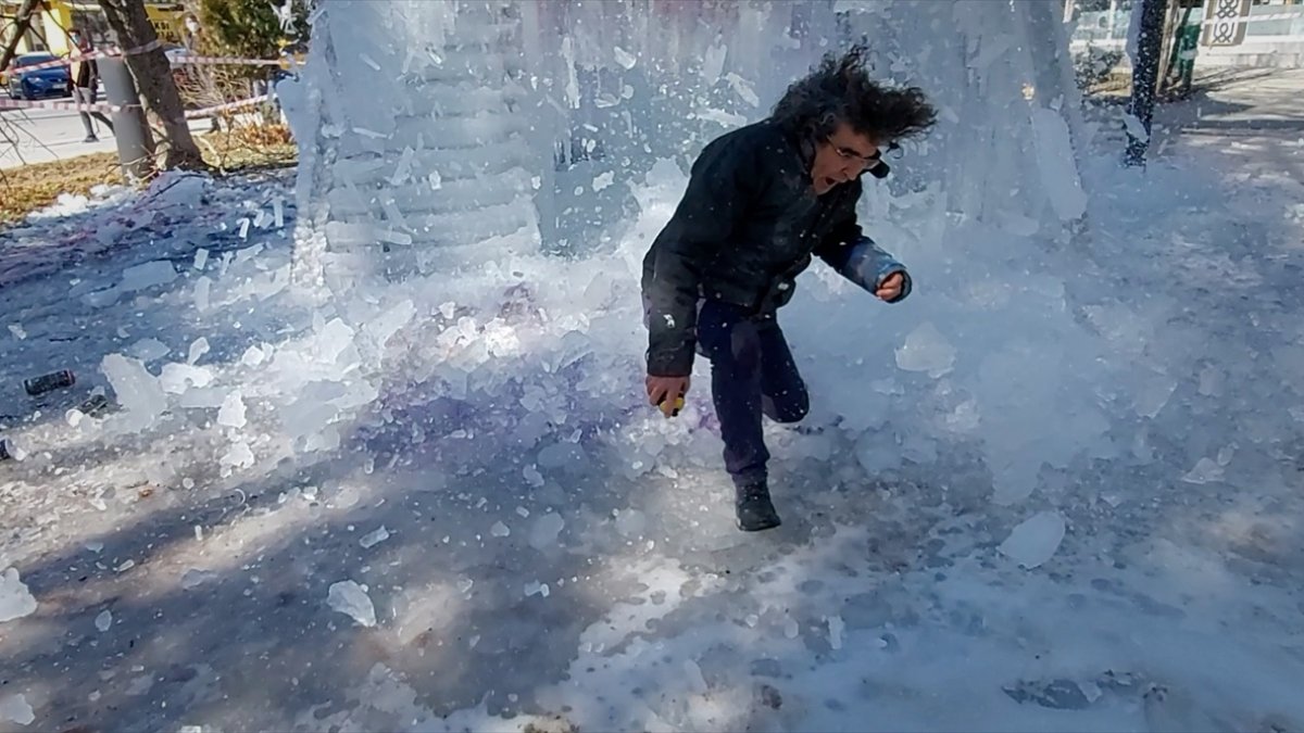 Erzincan'da bir akademisyen, çalışmasından kopan buz kütlesinden son anda kurtuldu