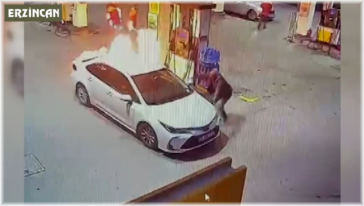 Erzincan'da bir istasyonda akaryakıt alan otomobil alev aldı