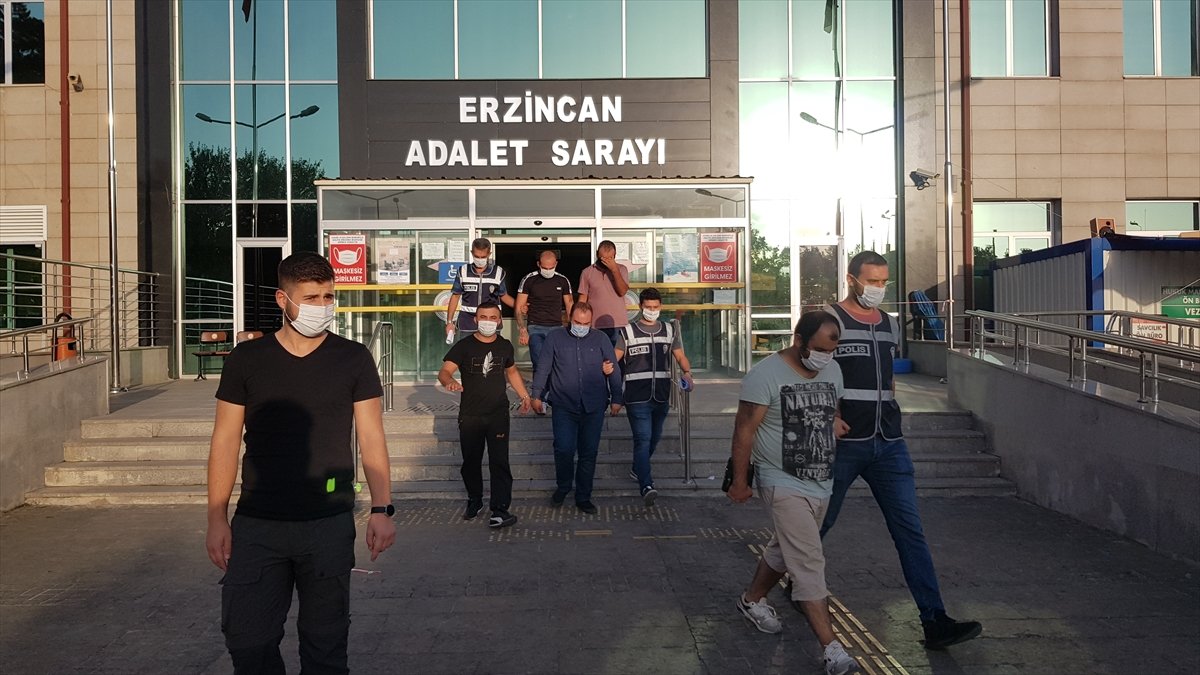 Erzincan'da bir otomobilde 2'si bagajda 8 sığınmacı yakalandı