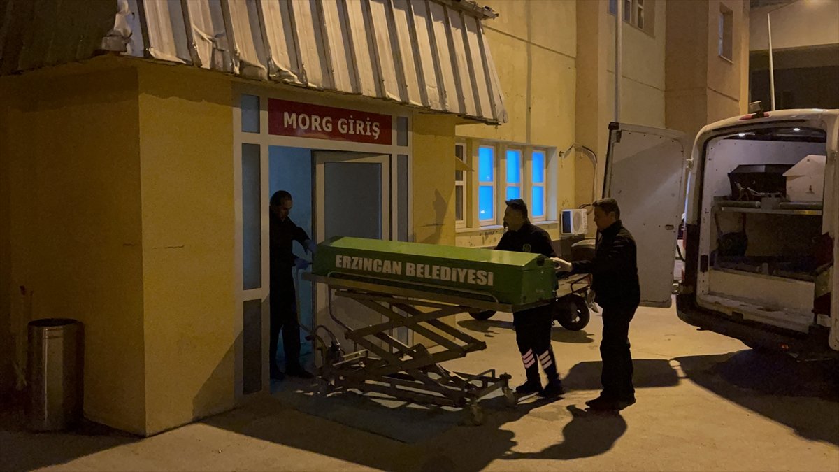 Erzincan'da boğazı kesilmiş bir kişi, evinin ahırında ölü bulundu