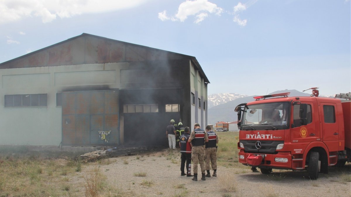 Erzincan'da boş depoda çıkan yangın paniğe sebep oldu