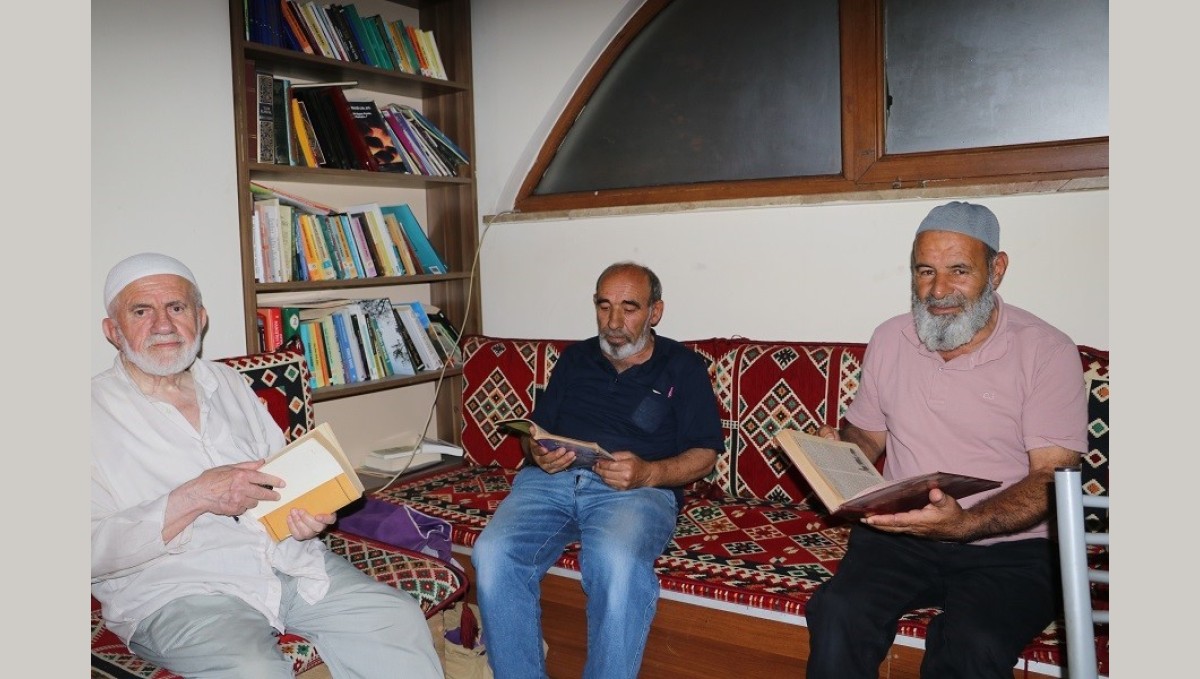 Erzincan'da camiler kitapla buluştu: Hem çay yudumluyorlar hem kitap okuyorlar