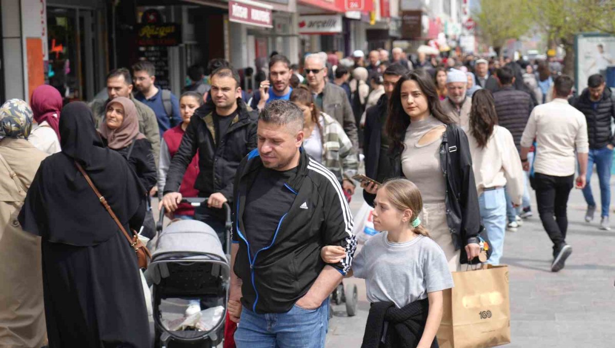 Erzincan'da çarşı ve pazarda bayram yoğunluğu yaşanıyor