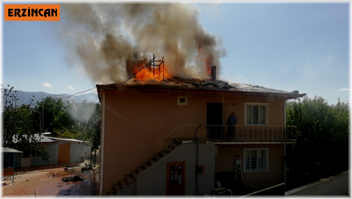 Erzincan'da çatı yangını