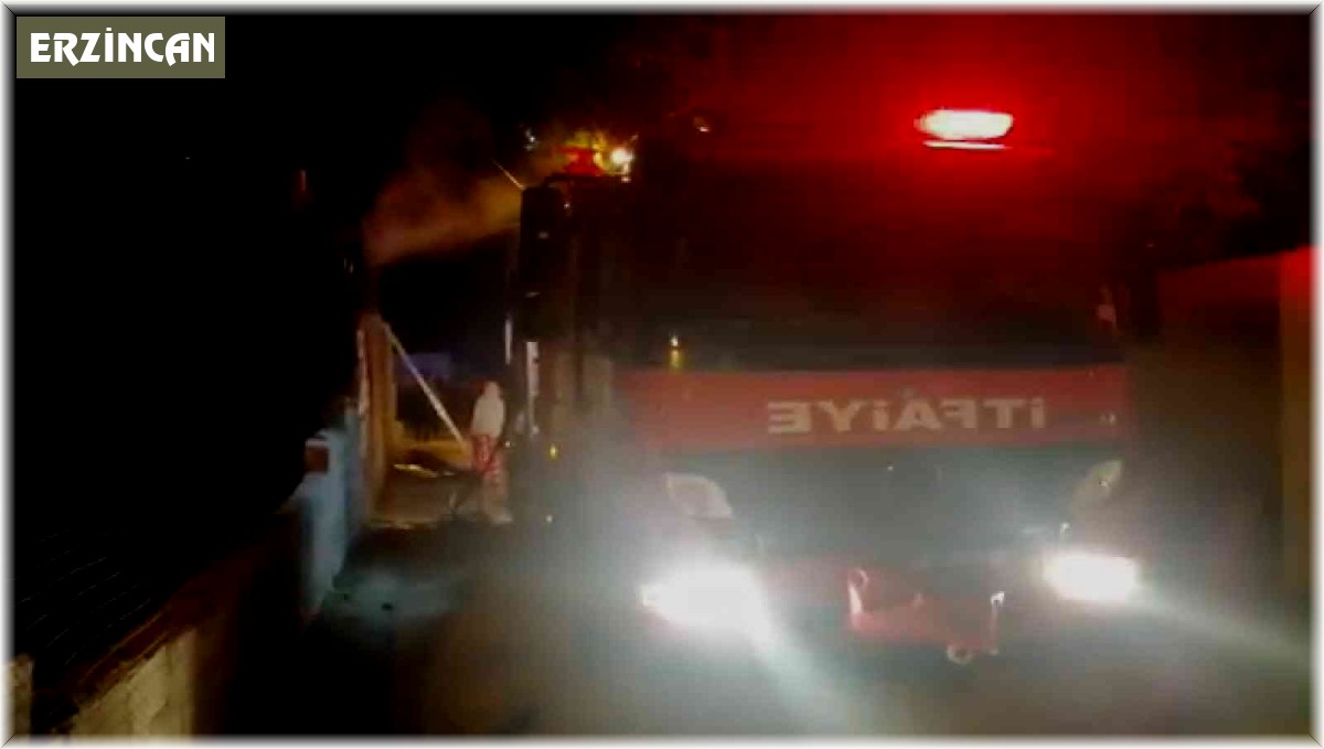 Erzincan'da çatıda çıkan yangın büyümeden söndürüldü