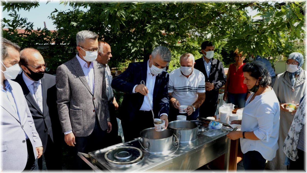 Erzincan'da cemevleri'nde aşure dağıtıldı