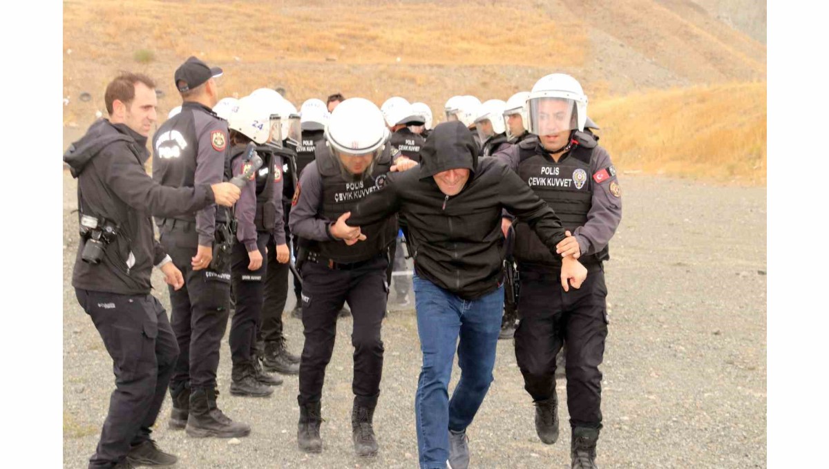 Erzincan'da çevik kuvvetten gerçeğini aratmayan tatbikat