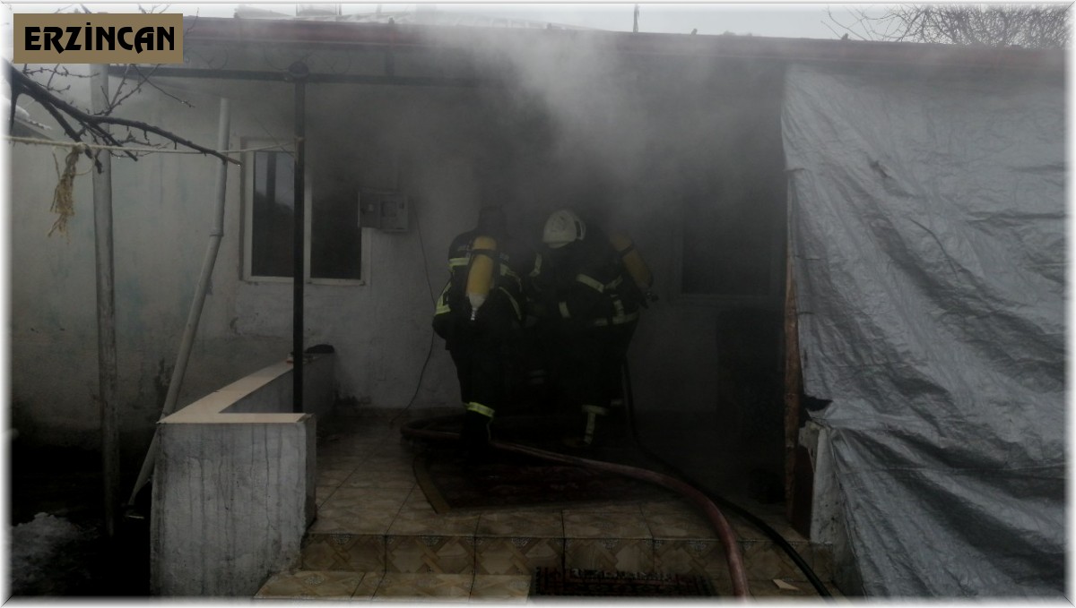 Erzincan'da çıkan yangında ev kullanılamaz hale geldi