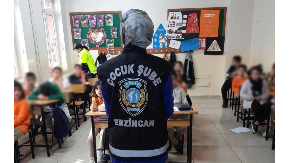 Erzincan'da çocuk polisi öğrencileri bilgilendirdi