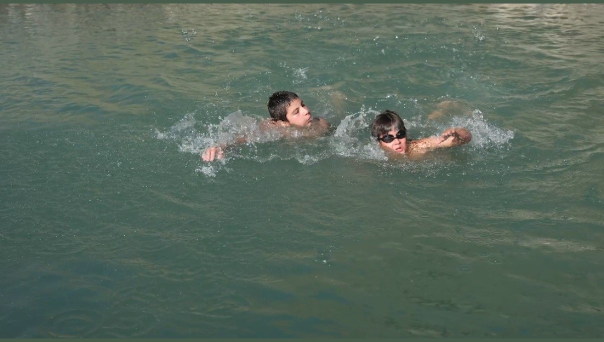 Erzincan'da çocuklar hem serinliyor hem de eğleniyor!