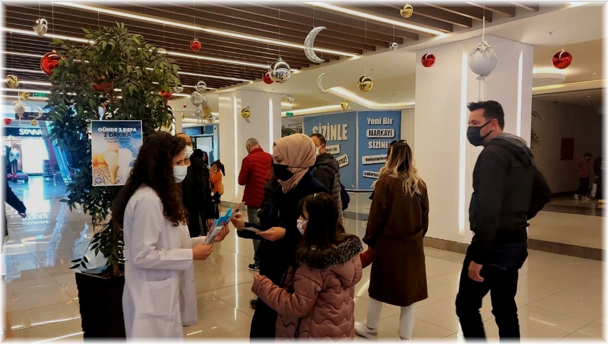 Erzincan'da çocuklara diş macunu ve diş fırçası dağıtıldı